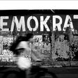 Demokratie-Grafiti an einer Mauer