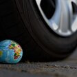 Die Erde unter einem Autoreifen