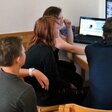 Jugendliche schneiden ein Video am Computer - bei den Kreativferien in der Jugendbildungsstätte Kurt Löwenstein