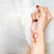 Eine geballte Frauenhand