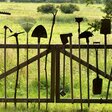 Geräte am Gartenzaun