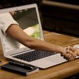 Handschlag aus dem Laptop