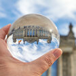 Vor dem Reichstagsgebäude mit einer Glaskugel