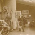 Der Verleger und Fotograf Max Hochgeladen (links) im Fotoatelier, Ausschnitt 