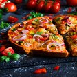 Pizza appetitlich angerichtet