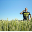 Jan auf dem Feld mit Handy am Ohr