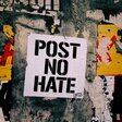 Plakat mit Aufschrift Post no hate