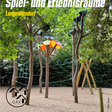 Klettergerüste aus Holz auf einem Spielplatz