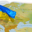 Fahne der Ukraine vor Europa-Karte