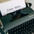 Schreibmaschine mit dem Text Fake