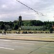 Im Hintergrund an einem Berg die Glasfassade der Schwimmhalle und links daneben die modernen Bauten einer Gaststätte (Minsk)