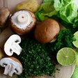 Pilze und Kräuter auf einem Holztablett