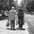 Alternde Gesellschaft. Zwei alte Menschen stützen sich beim einkaufen