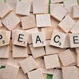 Das Wort "PEACE" auf Holzstücken