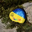 Ein Stein mit der Aufschrift Peace