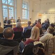 Arndt Freytag von Loringhoven und  Leon Erlenhorst in der Veranstaltung "Putins Angriff auf Deutschland"