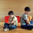 Zwei Jungen mit Teddy im Kinderzimmer