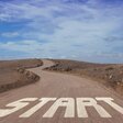 Eine lange staubige Straße mit der Beschriftung "Start"