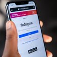 Ein Handy mit dem Symbol von Instagram