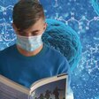 Student mit Maske