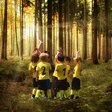 Kinder spielen im Wald
