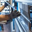 Arbeit in der Produktion: Rohrbieger