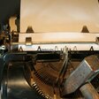 Schreibmaschine mit Text auf einer Seite: "Verbot aller..."