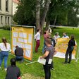 Workshop zum Wahlomat zum Aufkleben in der Landeszentrale für die Brandenburg-Tour