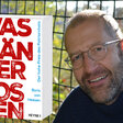 Boris von Heesen mit dem Cover des Buches "Was Männer kosten"
