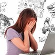Eine Frau am PC schlägt vor Überforderung die Hände zusammen