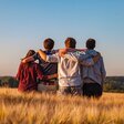 Junge Leute in der Landschaft